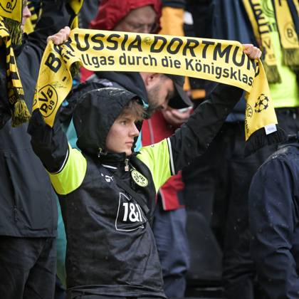 DORTMUND - Borussia Dortmund supporter during the friendly match between Borussia Dortmund and Ajax Amsterdam at the Signal Iduna Park on August 6, 2023 in Dortmund, Germany. AP Dutch Height Pre-Season Friendly 2023 2024 xVIxANPxSportx xGerritxvanxKeulenxIVx 475201550 originalFilename: 475201550