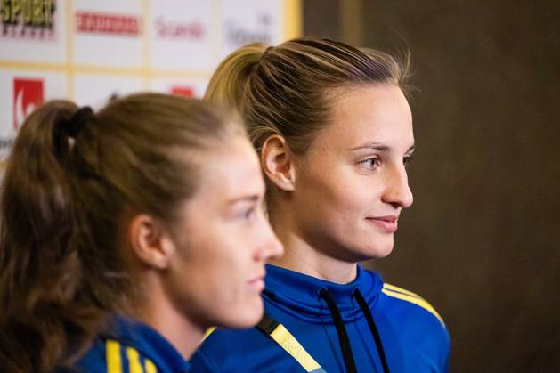 230813 Filippa Angeldahl and Nathalie Björn of the Swedish women s national football team are interviewed at a press event during the FIFA Women s World Cup on August 13, 2023 in Auckland. Photo: Mathias Bergeld BILDBYRAN kod MB MB0688 fotboll football soccer fotball fotbolls-vm världsmästerskap vm fifa womens world cup pressträff event meeting sverige a sweden 25 dam bbeng intervju interview Copyright: MATHIASxBERGELD BB230813MB036