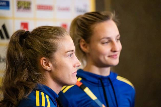 230813 Filippa Angeldahl and Nathalie Björn of the Swedish women s national football team are interviewed at a press event during the FIFA Women s World Cup on August 13, 2023 in Auckland. Photo: Mathias Bergeld BILDBYRAN kod MB MB0688 fotboll football soccer fotball fotbolls-vm världsmästerskap vm fifa womens world cup pressträff event meeting sverige a sweden 25 dam bbeng intervju interview Copyright: MATHIASxBERGELD BB230813MB037
