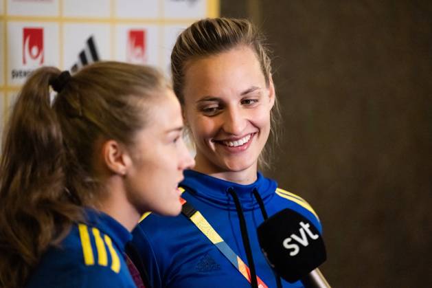 230813 Filippa Angeldahl and Nathalie Björn of the Swedish women s national football team are interviewed at a press event during the FIFA Women s World Cup on August 13, 2023 in Auckland. Photo: Mathias Bergeld BILDBYRAN kod MB MB0688 fotboll football soccer fotball fotbolls-vm världsmästerskap vm fifa womens world cup pressträff event meeting sverige a sweden 25 dam bbeng intervju interview Copyright: MATHIASxBERGELD BB230813MB038