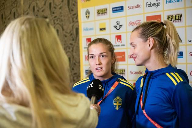 230813 Filippa Angeldahl and Nathalie Björn of the Swedish women s national football team are interviewed at a press event during the FIFA Women s World Cup on August 13, 2023 in Auckland. Photo: Mathias Bergeld BILDBYRAN kod MB MB0688 fotboll football soccer fotball fotbolls-vm världsmästerskap vm fifa womens world cup pressträff event meeting sverige a sweden 25 dam bbeng intervju interview Copyright: MATHIASxBERGELD BB230813MB039