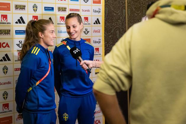 230813 Filippa Angeldahl and Nathalie Björn of the Swedish women s national football team are interviewed at a press event during the FIFA Women s World Cup on August 13, 2023 in Auckland. Photo: Mathias Bergeld BILDBYRAN kod MB MB0688 fotboll football soccer fotball fotbolls-vm världsmästerskap vm fifa womens world cup pressträff event meeting sverige a sweden 25 dam bbeng intervju interview Copyright: MATHIASxBERGELD BB230813MB040