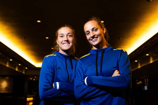 230813 Filippa Angeldahl and Nathalie Björn of the Swedish women s national football team pose for a picture at a press event during the FIFA Women s World Cup on August 13, 2023 in Auckland. Photo: Mathias Bergeld BILDBYRAN kod MB MB0688 fotboll football soccer fotball fotbolls-vm världsmästerskap vm fifa womens world cup pressträff event meeting sverige a sweden 25 dam bbeng portrait porträtt Copyright: MATHIASxBERGELD BB230813MB041