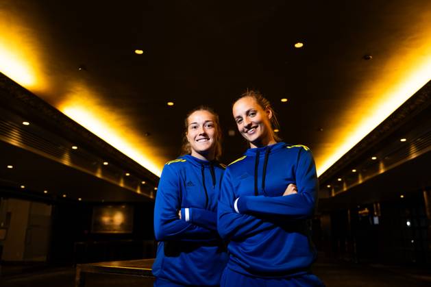 230813 Filippa Angeldahl and Nathalie Björn of the Swedish women s national football team pose for a picture at a press event during the FIFA Women s World Cup on August 13, 2023 in Auckland. Photo: Mathias Bergeld BILDBYRAN kod MB MB0688 fotboll football soccer fotball fotbolls-vm världsmästerskap vm fifa womens world cup pressträff event meeting sverige a sweden 25 dam bbeng portrait porträtt Copyright: MATHIASxBERGELD BB230813MB042