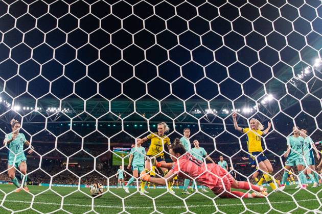 230819 Stina Blackstenius and Amanda Ilestedt of Sweden in front of goalkeeper Mackenzie Arnold of Australia during the FIFA Women s World Cup bronze medal match between Sweden and Australia on August 19, 2023 in Brisbane. Photo: Mathias Bergeld BILDBYRAN kod MB MB0705 fotboll football soccer fotball fotbolls-vm världsmästerskap vm fifa womens world cup bronsmatch bronze medal game sverige a sweden australien australia 31 dam bbeng fotball vm verdensmesterskap kvinner women sverige Copyright: MATHIASxBERGELD BB230819MB289