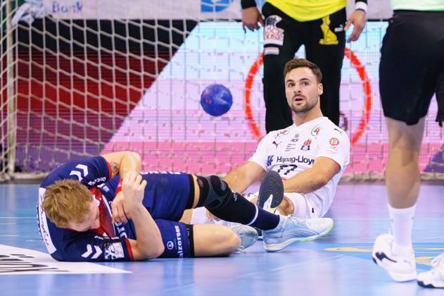 Simon Pytlick (SG Flensburg-Handewitt, 02) und Dani Baijens (Handball Verein Hamburg, 77) nach Zusammenprall am Boden SG Flensburg-Handewitt vs. Handball Sport Verein Hamburg, Handball, Spieltag 1, Saison 2023 2024, 24.08.2023 SG Flensburg-Handewitt vs. Handball Sport Verein Hamburg, Handball, Spieltag 1, Saison 2023 2024, 24.08.2023 Flensburg Copyright: xEibnerxPressefoto MarcelxvonxFehrnx EP_MFN