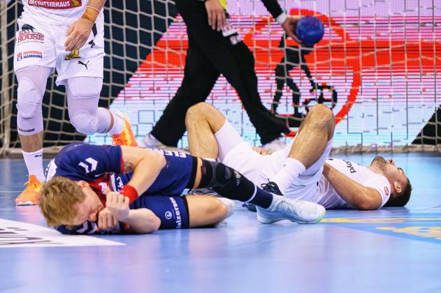Simon Pytlick (SG Flensburg-Handewitt, 02) und Dani Baijens (Handball Verein Hamburg, 77) nach Zusammenprall am Boden SG Flensburg-Handewitt vs. Handball Sport Verein Hamburg, Handball, Spieltag 1, Saison 2023 2024, 24.08.2023 SG Flensburg-Handewitt vs. Handball Sport Verein Hamburg, Handball, Spieltag 1, Saison 2023 2024, 24.08.2023 Flensburg Copyright: xEibnerxPressefoto MarcelxvonxFehrnx EP_MFN
