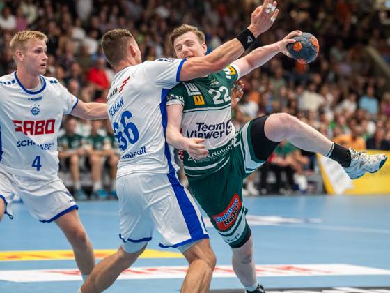 Erik Persson (Frisch Auf Goeppingen, 22) im Zweikampf mit Stepan Zeman (VfL Gummersbach, 66), Frisch Auf Goeppingen vs. VfL Gummersbach, 1. Bundesliga, Handball, Herren, 09.09.2023 Frisch Auf Goeppingen vs. VfL Gummersbach, 1. Bundesliga, Handball, Herren, 09.09.2023 Goeppingen Copyright: xEIBNER MichaelxSchmidtx EP_MST