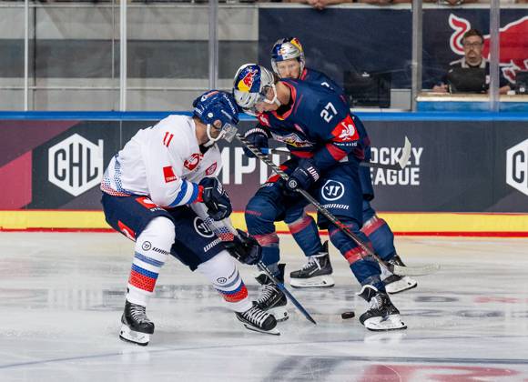 Kampf um den Puck Zweikampf zwischen Daniel Jakubitzka (HC Tiwak Innsbruck, 11) und Veit Oswald (EHC Red Bull Muenchen, 27). GER, EHC Red Bull Muenchen gegen HC TIWAK Innsbruck, Eishockey, Champions Hockey League, Gruppenphase, 4. Spieltag, Saison 2023 2024, 10.09.2023. GER, EHC Red Bull Muenchen gegen HC TIWAK Innsbruck, Eishockey, Champions Hockey League, Gruppenphase, 4. Spieltag, Saison 2023 2024, 10.09.2023. Muenchen Copyright: xEibner-Pressefoto HeikexFeinerx EP_HFR