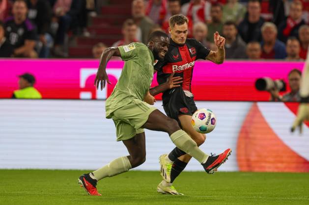 im Zweikampf, Aktion, mit Dayot Upamecano 2 (FC Bayern Muenchen), Florian Wirtz 10 (Bayer 04 Leverkusen), FC Bayern Muenchen vs. Bayer 04 Leverkusen, Fussball, 1. Bundesliga, 4. Spieltag, 15.09.2023 DFB regulations prohibit any use of photographs as image sequences and or quasi-video Muenchen Bayern Deutschland