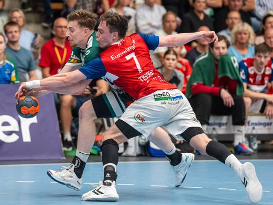 Erik Persson (Frisch Auf Goeppingen, 22) im Zweikampf mit Leif Tissier (Handball Verein Hamburg, 07), Frisch Auf Goeppingen vs. Handball Sport Verein Hamburg, 1. Bundesliga, Handball, Herren, 21.09.2023 Frisch Auf Goeppingen vs. Handball Sport Verein Hamburg, 1. Bundesliga, Handball, Herren, 21.09.2023 Goeppingen Copyright: xEIBNER MichaelxSchmidtx EP_MST