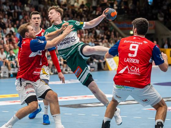 Erik Persson (Frisch Auf Goeppingen, 22) im Zweikampf mit Niklas Weller (Handball Verein Hamburg, 13), Frisch Auf Goeppingen vs. Handball Sport Verein Hamburg, 1. Bundesliga, Handball, Herren, 21.09.2023 Frisch Auf Goeppingen vs. Handball Sport Verein Hamburg, 1. Bundesliga, Handball, Herren, 21.09.2023 Goeppingen Copyright: xEIBNER MichaelxSchmidtx EP_MST