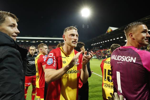 DEVENTER - (l-r) Joris Kramer of Go Ahead Eagles, Go Ahead Eagles goalkeeper Jeffrey de Lange during the Dutch Eredivisie match between Go Ahead Eagles and Fortuna Sittard in De Adelaarshorst on September 22, 2023 in Deventer, Netherlands. ANP BART STOUTJESDIJK Dutch Eredivisie 2023 2024 xVIxANPxSportx xxANPxIVx 478987009 originalFilename: 478987009