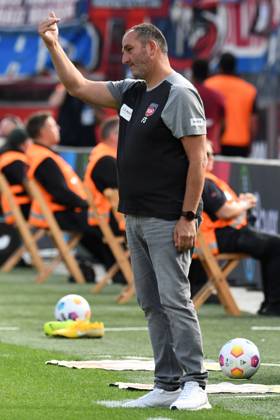 Trainer Frank Schmidt ( 1 FC Heidenheim ) gestikuliert. GER, Bayer 04 Leverkusen vs 1 FC Heidenheim, Fussball, Bundesliga, 5. Spieltag, Spielzeit 2023 2024, 24.09.2023 DFL REGULATIONS PROHIBIT ANY USE OF PHOTOGRAPHS AS IMAGE SEQUENCES AND OR QUASI-VIDEO GER, Bayer 04 Leverkusen vs 1 FC Heidenheim, Fussball, Bundesliga, 5. Spieltag, Spielzeit 2023 2024, 24.09.2023 Leverkusen Copyright: xEibner-Pressefoto ThomasxThienelx EP_TTL