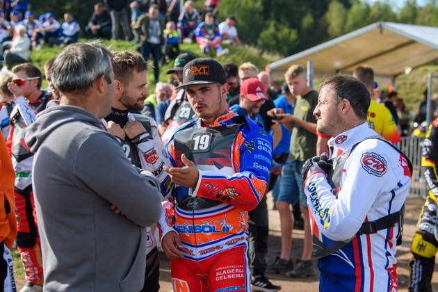 Federation Internationale de Motocyclisme Long Track Of Nations Riders discuss the track after the second practice: (L to R) Hynek Stichauer, Romano Hummel and Chris Harris during the FIM Long Track Of Nations event at the Speed Centre Roden on Sunday 24th September 2023. Roden Netherlands  Copyright: xMIxNewsx originalFilename:fletcher-fdration230924_npvmw.jpg