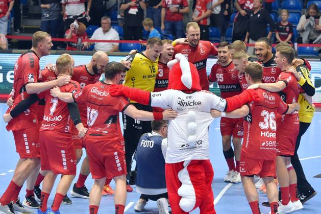 Jubel, Freude nach dem Sieg: Nebojsa Simic (Torwart MT Melsungen 16), Timo Kastening (MT Melsungen 73), Julius Kuehn (MT Melsungen 5) (hinten), Elvar Oern Jonsson (MT Melsungen 19), David Mandic (MT Melsungen 7) , GER, MT Melsungen - TSV Hannover-Burgdorf, Handball, 1. Bundesliga Maenner 5. Spieltag, 29.09.2023, GER, MT Melsungen - TSV Hannover-Burgdorf, Handball, 1. Bundesliga Maenner, 5. Spieltag, 29.09.2023 Kassel Copyright: xEibner-Pressefotox-xRolandxSippelx EP_RSL