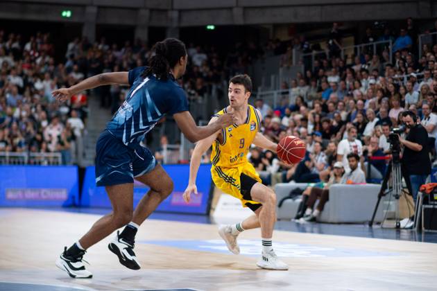 Jonas Mattisseck (Alba Berlin, 09) im Zweikampf mit Isaiah Whaley (MLP Academics Heidelberg, 01), GER, MLP Academics Heidelberg vs Alba Berlin, easycredit Basketball Bundesliga, 1. Spieltag, Saison 2023 2024, 28.09.2023 GER, MLP Academics Heidelberg vs Alba Berlin, easycredit Basketball Bundesliga, 1. Spieltag, Saison 2023 2024, 28.09.2023 Heidelberg Copyright: xEibner-Pressefoto Memmlerx EP_MMR