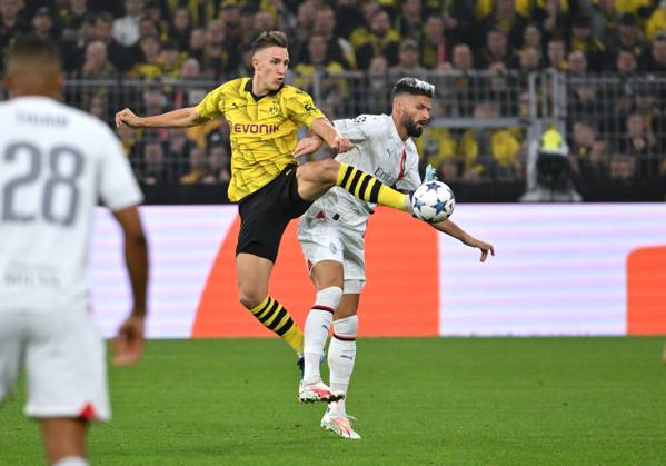 Nico Schlotterbeck (Borussia Dortmund), li., gegen Olivier Giroud (AC Mailand) 04.10.2023, Fussball Champions League, Saison 2023 2024, Vorrunde, 2. Spieltag, Borussia Dortmund - AC Mailand Dortmund Signal Iduna Park Nordrhein Westfalen Deutschland