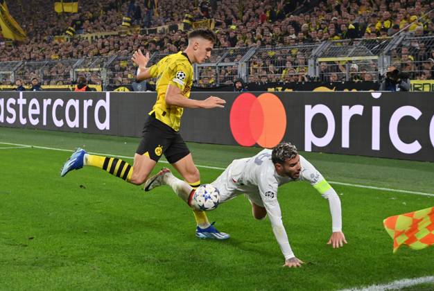 Nico Schlotterbeck (Borussia Dortmund), li., gegen Theo Hernandez (AC Mailand) 04.10.2023, Fussball Champions League, Saison 2023 2024, Vorrunde, 2. Spieltag, Borussia Dortmund - AC Mailand Dortmund Signal Iduna Park Nordrhein Westfalen Deutschland