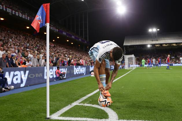 Crystal Palace v Nottingham Forest 07 October 2023, London - Premier League Football - Crystal Palace v Nottingham Forest - Morgan Gibbs-White of Nottingham Forest does up his laces - Photo: Jacques Feeney Offside. London UK Copyright: xJacquesxFeeneyx xOffsidexOffside