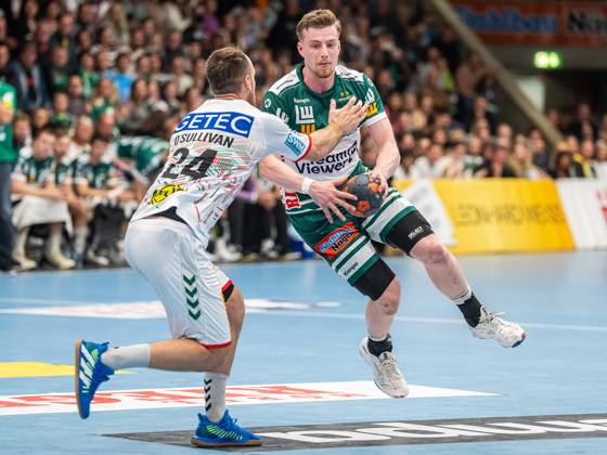 Erik Persson (Frisch Auf Goeppingen, 22) im Zweikampf mit Christian O Sullivan (SC Magdeburg, 24), Frisch Auf Goeppingen vs. SC Magdeburg, 1. Bundesliga, Handball, Herren, 07.10.2023 Frisch Auf Goeppingen vs. SC Magdeburg, 1. Bundesliga, Handball, Herren, 07.10.2023 Goeppingen Copyright: xEIBNER MichaelxSchmidtx EP_MST