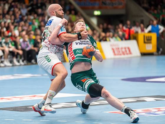 Erik Persson (Frisch Auf Goeppingen, 22) im Zweikampf mit Oscar Bergendahl (SC Magdeburg, 54), Frisch Auf Goeppingen vs. SC Magdeburg, 1. Bundesliga, Handball, Herren, 07.10.2023 Frisch Auf Goeppingen vs. SC Magdeburg, 1. Bundesliga, Handball, Herren, 07.10.2023 Goeppingen Copyright: xEIBNER MichaelxSchmidtx EP_MST