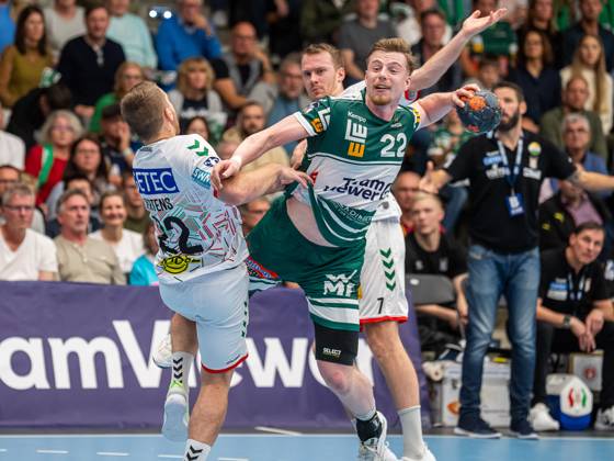 Erik Persson (Frisch Auf Goeppingen, 22) im Zweikampf mit Lukas Mertens (SC Magdeburg, 22), Frisch Auf Goeppingen vs. SC Magdeburg, 1. Bundesliga, Handball, Herren, 07.10.2023 Frisch Auf Goeppingen vs. SC Magdeburg, 1. Bundesliga, Handball, Herren, 07.10.2023 Goeppingen Copyright: xEIBNER MichaelxSchmidtx EP_MST