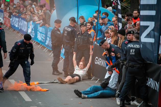 RUNNING - Graz Marathon 2023 GRAZ,AUSTRIA,08.OCT.23 - RUNNING - Graz Marathon. Image shows climate activists. GEPAxpictures xJohannesxFriedl