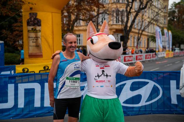 RUNNING - Graz Marathon 2023 GRAZ,AUSTRIA,08.OCT.23 - RUNNING - Graz Marathon. Image shows a participant with a mascot. GEPAxpictures xJohannesxFriedl