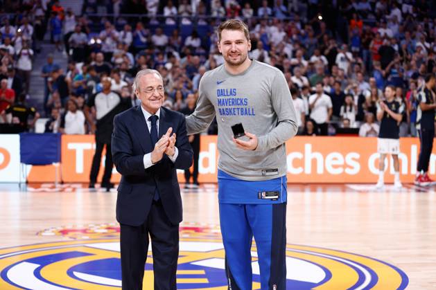 October 10, 2023, MADRID, MADRID, SPAIN: Florentino Perez, President of Real Madrid, gives a present to Luka Doncic of Dallas Mavericks during the basketball friendly match played between Real Madrid and Dallas Mavericks at Wizink Center pavilion on October 10, 2023, in Madrid, Spain. MADRID SPAIN - ZUMAa181 20231010_zaa_a181_032 Copyright: xOscarxJ.xBarrosox