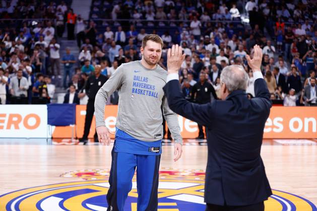 October 10, 2023, MADRID, MADRID, SPAIN: Florentino Perez, President of Real Madrid, saludates to Luka Doncic of Dallas Mavericks during the basketball friendly match played between Real Madrid and Dallas Mavericks at Wizink Center pavilion on October 10, 2023, in Madrid, Spain. MADRID SPAIN - ZUMAa181 20231010_zaa_a181_031 Copyright: xOscarxJ.xBarrosox