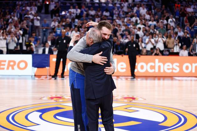 October 10, 2023, MADRID, MADRID, SPAIN: Florentino Perez, President of Real Madrid, saludates to Luka Doncic of Dallas Mavericks during the basketball friendly match played between Real Madrid and Dallas Mavericks at Wizink Center pavilion on October 10, 2023, in Madrid, Spain. MADRID SPAIN - ZUMAa181 20231010_zaa_a181_038 Copyright: xOscarxJ.xBarrosox