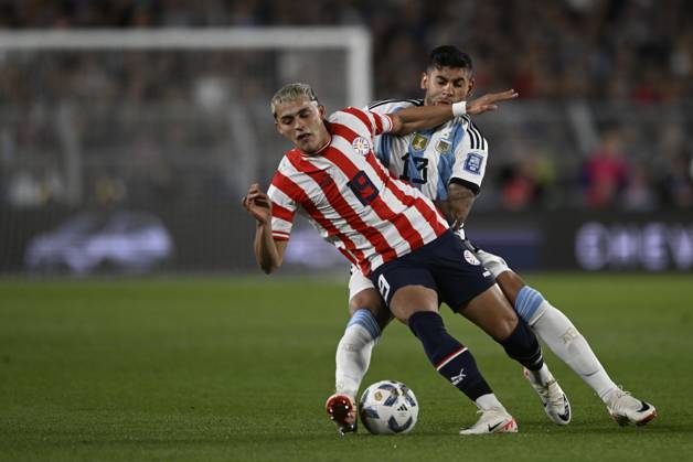 BUENOS AIRES, ARGENTINA - OCTOBER 12: Cristian Romero of Argentina and Ramon Sosa of Paraguay in action during the FIFA World Cup, WM, Weltmeisterschaft, Fussball 2026 Qualifier match between Argentina and Paraguay at Estadio Mas Monumental Antonio Vespucio Liberti on October 12, 2023 in Buenos Aires, Arg Argentina v Paraguay : FIFA World Cup 2026 Qualifier match Copyright: xDiegoxHalisz SFSIx