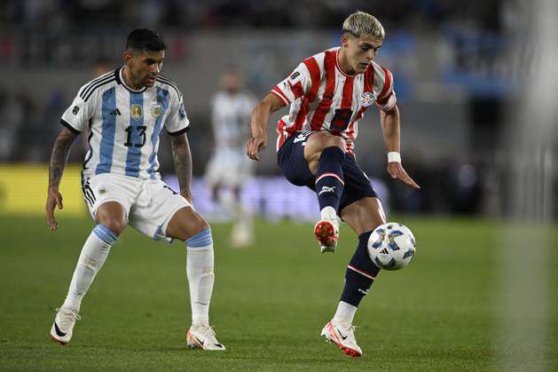 BUENOS AIRES, ARGENTINA - OCTOBER 12: Cristian Romero of Argentina and Ramon Sosa of Paraguay in action during the FIFA World Cup, WM, Weltmeisterschaft, Fussball 2026 Qualifier match between Argentina and Paraguay at Estadio Mas Monumental Antonio Vespucio Liberti on October 12, 2023 in Buenos Aires, Arg Argentina v Paraguay : FIFA World Cup 2026 Qualifier match Copyright: xDiegoxHalisz SFSIx