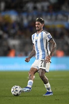 BUENOS AIRES, ARGENTINA - OCTOBER 12: Rodrigo De Paul of Argentina control ball during the FIFA World Cup, WM, Weltmeisterschaft, Fussball 2026 Qualifier match between Argentina and Paraguay at Estadio Mas Monumental Antonio Vespucio Liberti on October 12, 2023 in Buenos Aires, Arg Argentina v Paraguay : FIFA World Cup 2026 Qualifier match Copyright: xDiegoxHalisz SFSIx