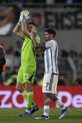 BUENOS AIRES, ARGENTINA - OCTOBER 12: Emiliano Martinez, Rodrigo De Paul of Argentina celebrate during the FIFA World Cup, WM, Weltmeisterschaft, Fussball 2026 Qualifier match between Argentina and Paraguay at Estadio Mas Monumental Antonio Vespucio Liberti on October 12, 2023 in Buenos Aires, Arg Argentina v Paraguay : FIFA World Cup 2026 Qualifier match Copyright: xDiegoxHalisz SFSIx