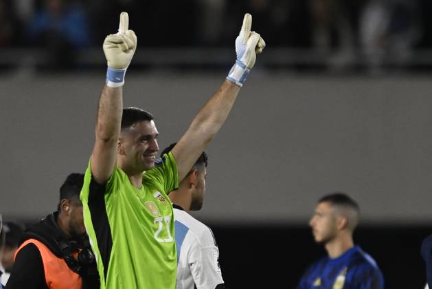 BUENOS AIRES, ARGENTINA - OCTOBER 12: Emiliano Martinez celebrate during the FIFA World Cup, WM, Weltmeisterschaft, Fussball 2026 Qualifier match between Argentina and Paraguay at Estadio Mas Monumental Antonio Vespucio Liberti on October 12, 2023 in Buenos Aires, Arg Argentina v Paraguay : FIFA World Cup 2026 Qualifier match Copyright: xDiegoxHalisz SFSIx