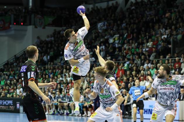 Renars Uscins (TSV Hannover-Burgdorf,10) - Handball Bundesliga Saison 2023-2024 SC Magdeburg vs. TSV Hannover-Burgdorf in der GETEC Arena in Magdeburg - Aktion,Handball,Deutschland,15.10.2023