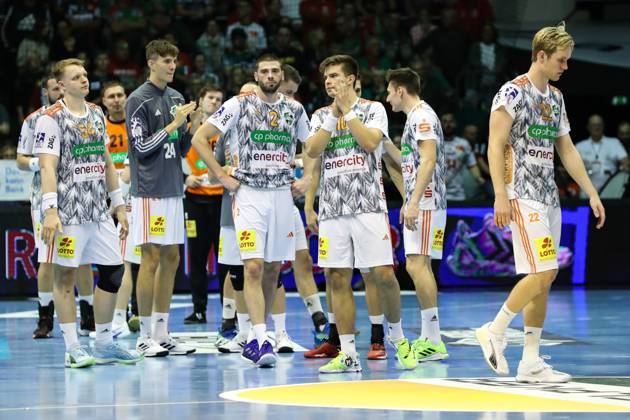 Renars Uscins (TSV Hannover-Burgdorf,10) - Enttäuscht, die Spieler von TSV Hannover-Burgdorf nach Spielende - Handball Bundesliga Saison 2023-2024 SC Magdeburg vs. TSV Hannover-Burgdorf in der GETEC Arena in Magdeburg - Aktion,Handball,Deutschland,15.10.2023