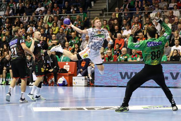 Jonathan Edvardsson (TSV Hannover-Burgdorf,26) gegen Torwart Nikola Portner (SC Magdeburg,80) - Handball Bundesliga Saison 2023-2024 SC Magdeburg vs. TSV Hannover-Burgdorf in der GETEC Arena in Magdeburg - Aktion,Handball,Deutschland,15.10.2023