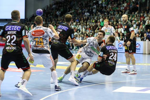 Renars Uscins (TSV Hannover-Burgdorf,10) - Handball Bundesliga Saison 2023-2024 SC Magdeburg vs. TSV Hannover-Burgdorf in der GETEC Arena in Magdeburg - Aktion,Handball,Deutschland,15.10.2023