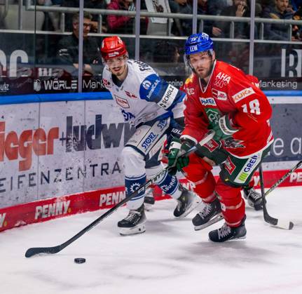 Kampf um den Puck Zweikampf zwischen Daniel Neumann (Schwenninger Wild Wings, 18) und Zack Mitchell (Augsburger Panther, 18). Augsburger Panther gegen Schwenninger Wild Wings, Eishockey, DEL, 11. Spieltag, Saison 2023 2024, 15.10.2023. Augsburger Panther gegen Schwenninger Wild Wings, Eishockey, DEL, 11. Spieltag, Saison 2023 2024, 15.10.2023 Augsburg Copyright: xEibner-Pressefoto HeikexFeinerx EP_HFR