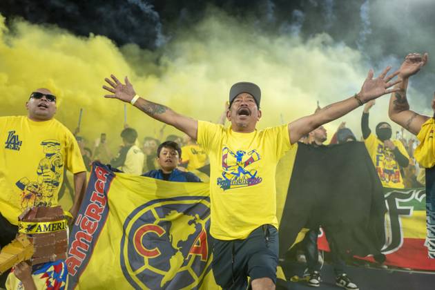 October 15, 2023, Los Angeles, California, USA: Soccer fans release color smoke during the Clo¡sico de Mo xico soccer game between Club America and Chivas de Guadalajara at Rose Bowl stadium in Pasadena on Sunday Oct. 15, 2023. Los Angeles USA - ZUMAc68_ 20231015_zaf_c68_031 Copyright: xRingoxChiux