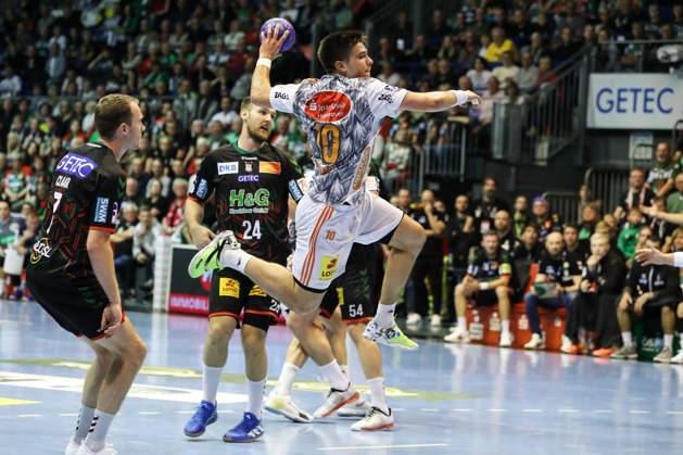 Renars Uscins (TSV Hannover-Burgdorf,10) - Handball Bundesliga Saison 2023-2024 SC Magdeburg vs. TSV Hannover-Burgdorf in der GETEC Arena in Magdeburg - Aktion,Handball,Deutschland,15.10.2023