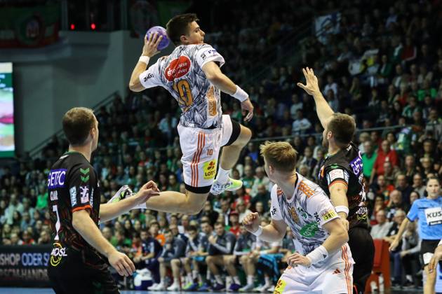 Renars Uscins (TSV Hannover-Burgdorf,10) - Handball Bundesliga Saison 2023-2024 SC Magdeburg vs. TSV Hannover-Burgdorf in der GETEC Arena in Magdeburg - Aktion,Handball,Deutschland,15.10.2023