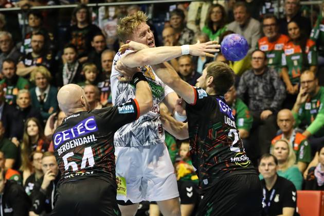 Jonathan Edvardsson (TSV Hannover-Burgdorf,26) gegen Albin Lagergren (SC Magdeburg,21) und Oscar Bergendahl (SC Magdeburg,54) - Handball Bundesliga Saison 2023-2024 SC Magdeburg vs. TSV Hannover-Burgdorf in der GETEC Arena in Magdeburg - Aktion,Handball,Deutschland,15.10.2023