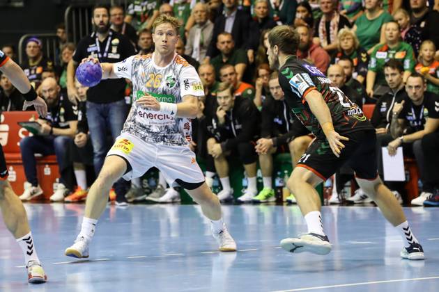Jonathan Edvardsson (TSV Hannover-Burgdorf,26) gegen Albin Lagergren (SC Magdeburg,21) - Handball Bundesliga Saison 2023-2024 SC Magdeburg vs. TSV Hannover-Burgdorf in der GETEC Arena in Magdeburg - Aktion,Handball,Deutschland,15.10.2023