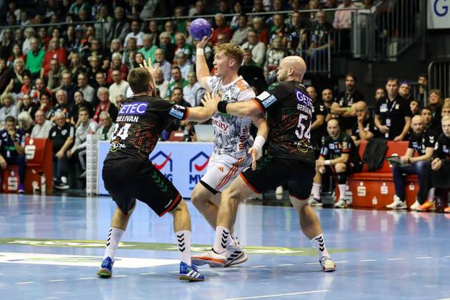 Jonathan Edvardsson (TSV Hannover-Burgdorf,26) gegen Oscar Bergendahl (SC Magdeburg,54) und Christian O Sullivan (SC Magdeburg,24) - Handball Bundesliga Saison 2023-2024 SC Magdeburg vs. TSV Hannover-Burgdorf in der GETEC Arena in Magdeburg - Aktion,Handball,Deutschland,15.10.2023