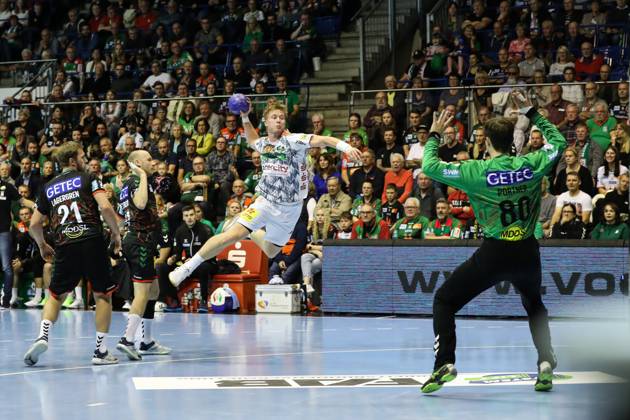 Jonathan Edvardsson (TSV Hannover-Burgdorf,26) gegen Torwart Nikola Portner (SC Magdeburg,80) - Handball Bundesliga Saison 2023-2024 SC Magdeburg vs. TSV Hannover-Burgdorf in der GETEC Arena in Magdeburg - Aktion,Handball,Deutschland,15.10.2023