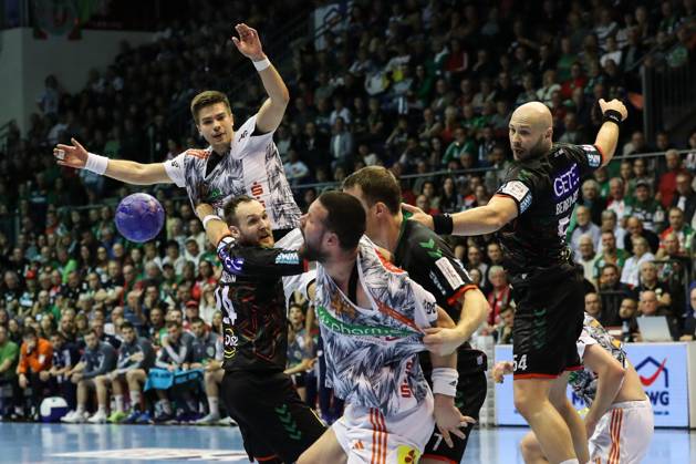 Renars Uscins (TSV Hannover-Burgdorf,10) und Ilija Brozovic (TSV Hannover-Burgdorf,44) gegen Christian O Sullivan (SC Magdeburg,24) und Oscar Bergendahl (SC Magdeburg,54) - Handball Bundesliga Saison 2023-2024 SC Magdeburg vs. TSV Hannover-Burgdorf in der GETEC Arena in Magdeburg - Aktion,Handball,Deutschland,15.10.2023